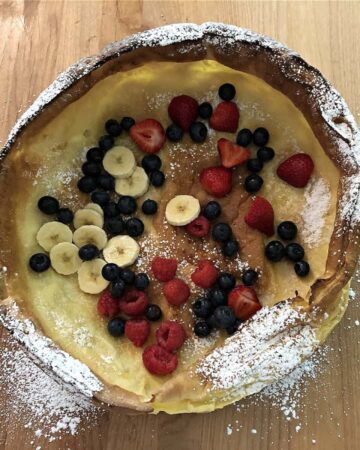 Fruit filling in the Dutch baby