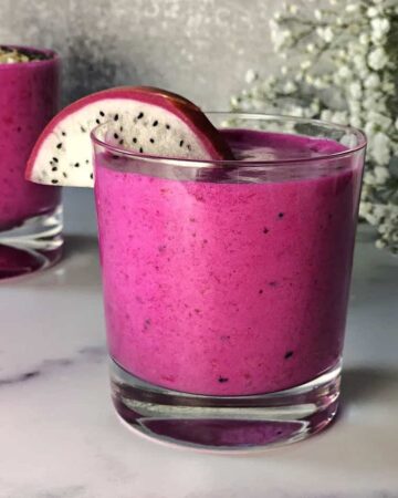 Dragon fruit smoothies in 2 glasses