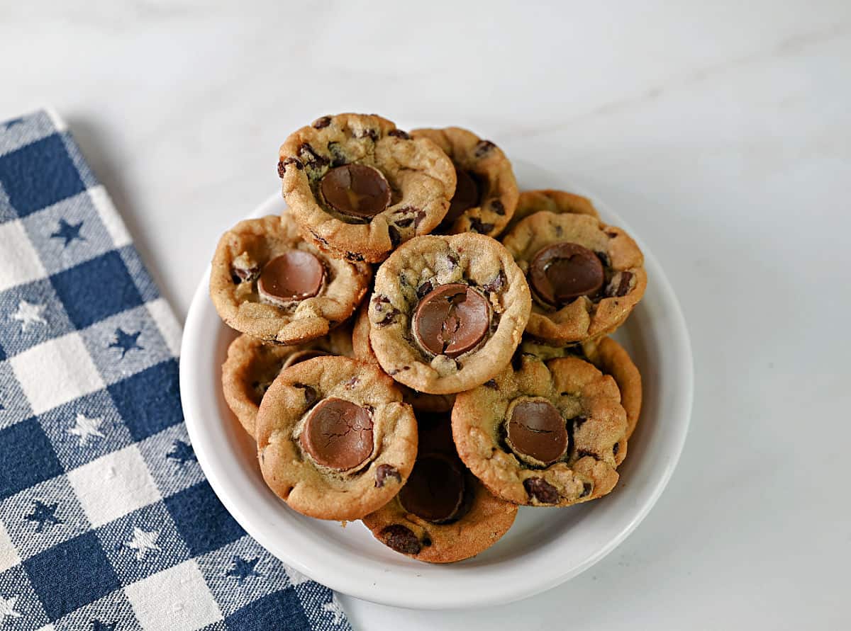 Rolo stuffed chocolate chip cookie cups on a small plate.