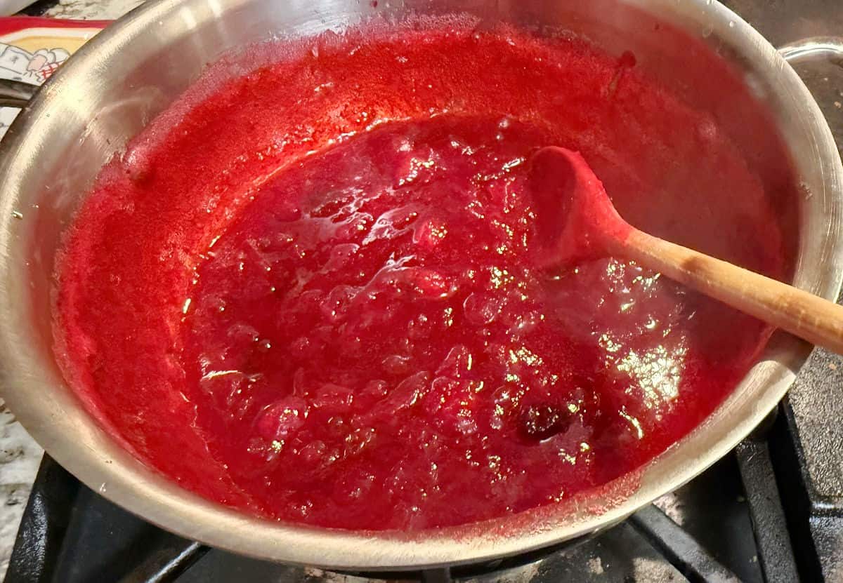 Cooked cranberry sauce.