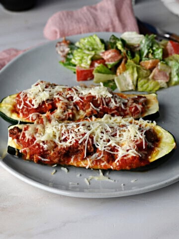 2 halves of stuffed zucchini, served with salad and ready to eat!