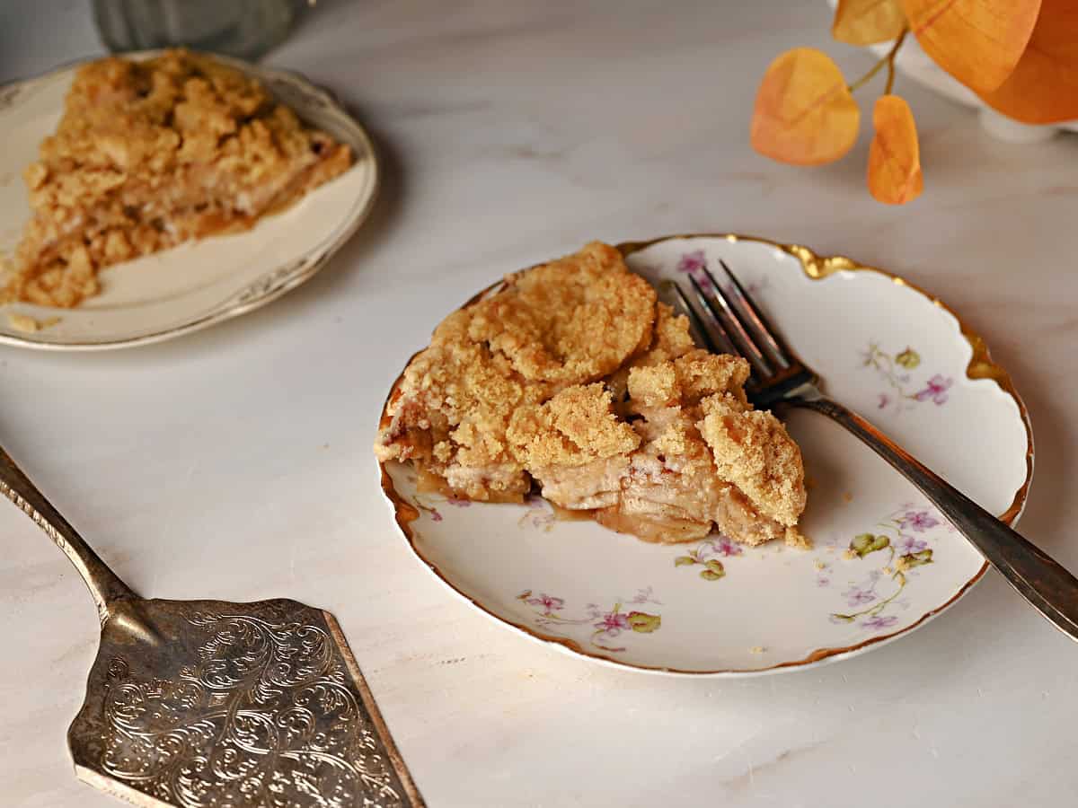 2 small plates with apple pie slices ready to eat.